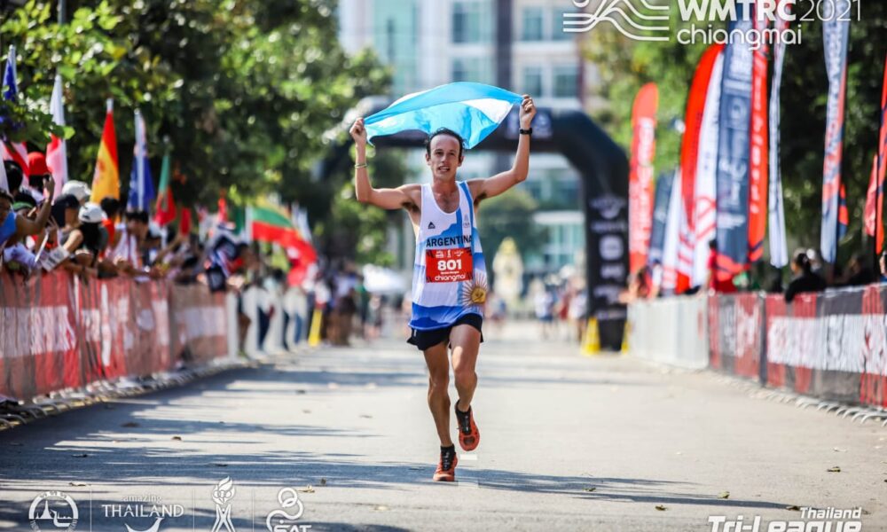 Brian Burgos en la meta en el Mundial de Trail y Montaña en Tailandia.