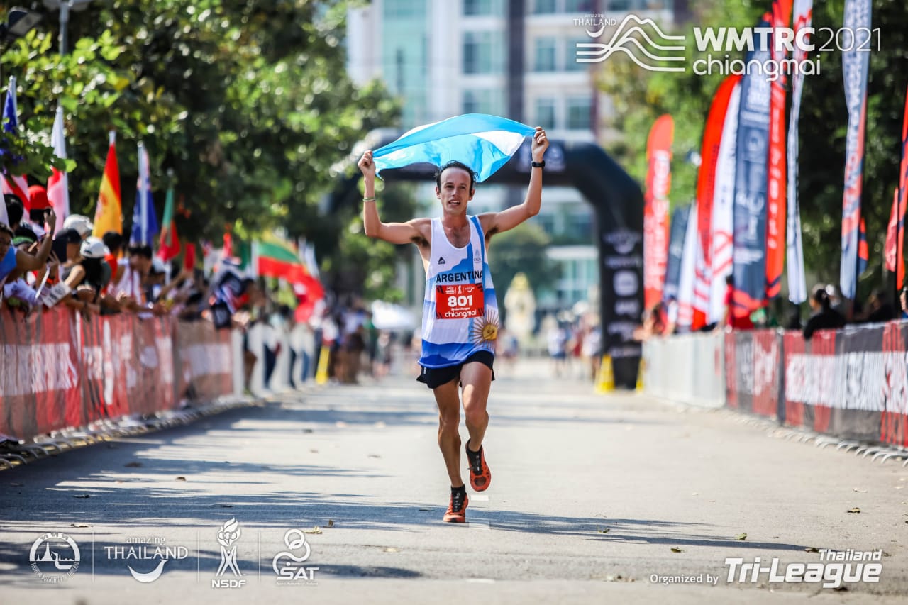 Brian Burgos en la meta en el Mundial de Trail y Montaña en Tailandia.