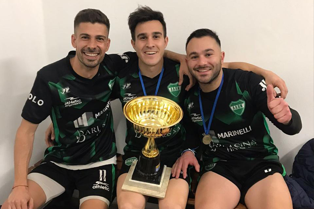 Los jugadores de Banda Norte festejan el tricampeonato en futsal.