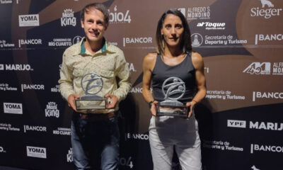 Brian Burgos y Rosa Godoy con su reconocimiento en los Premios Deportes Río Cuarto.