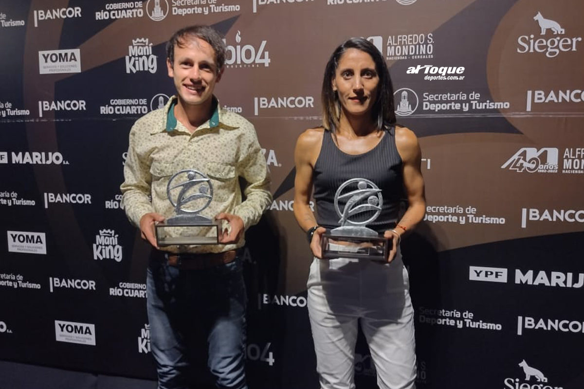 Brian Burgos y Rosa Godoy con su reconocimiento en los Premios Deportes Río Cuarto.