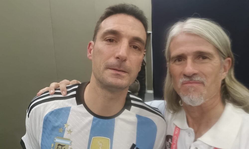 Alejandro Magdaleno junto al entrenador campeón del mundo, Lionel Scaloni, tras la coronación argentina.