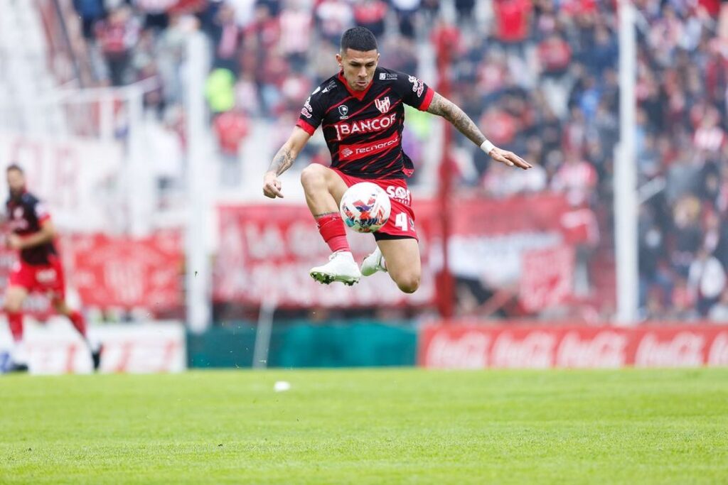 Cerato, protagonista en el puntazo de Instituto en cancha de Independiente.