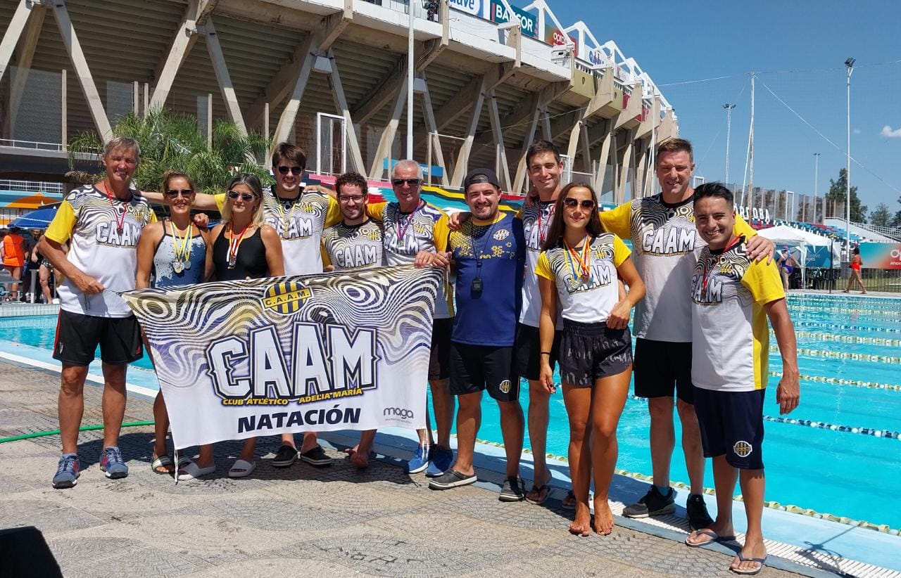 El equipo de nadadores del Club Atlético Adelia María en el Polo Deportivo Kempes.