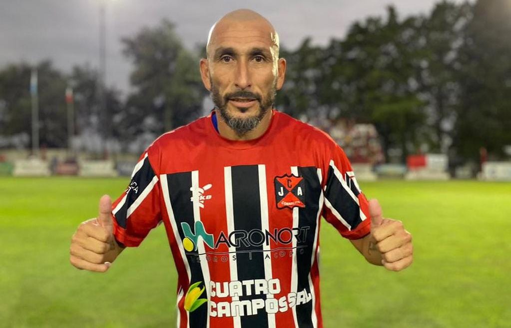Con 44 años “Cholo” Guiñazú volvió al fútbol.