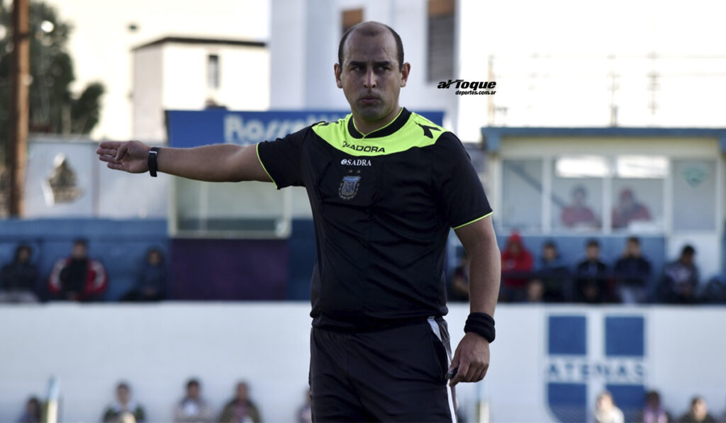 El achirense Jonathan Legman conforma el grupo de profes que entrena al plantel femenino de Los Incas en el novedoso torneo formativo que lanzó la Liga Regional de Río Cuarto.