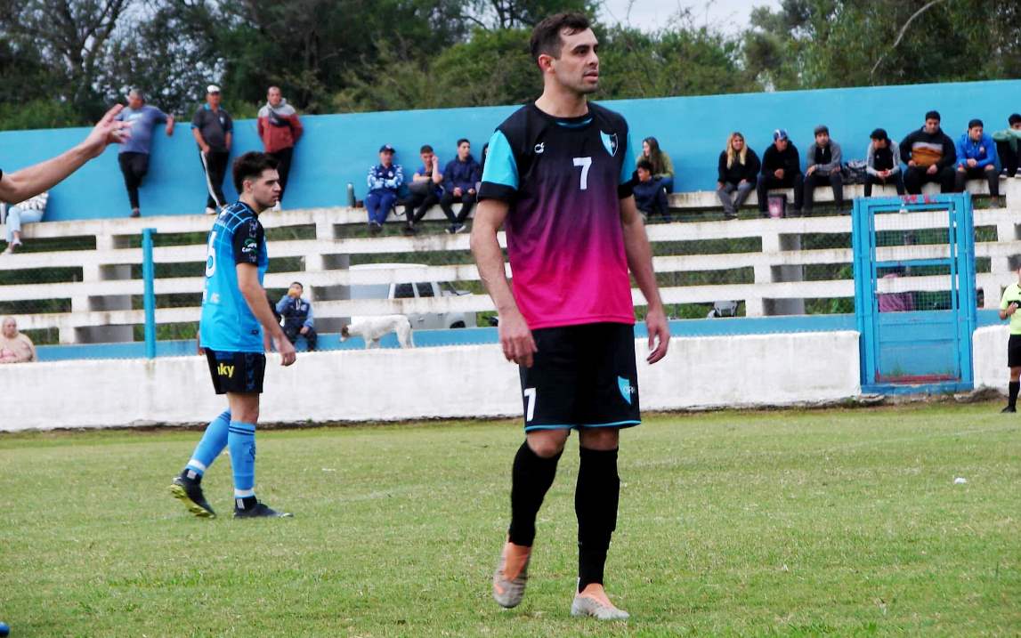 Alexander Pérez, volante de Social Recreativo Reducción.