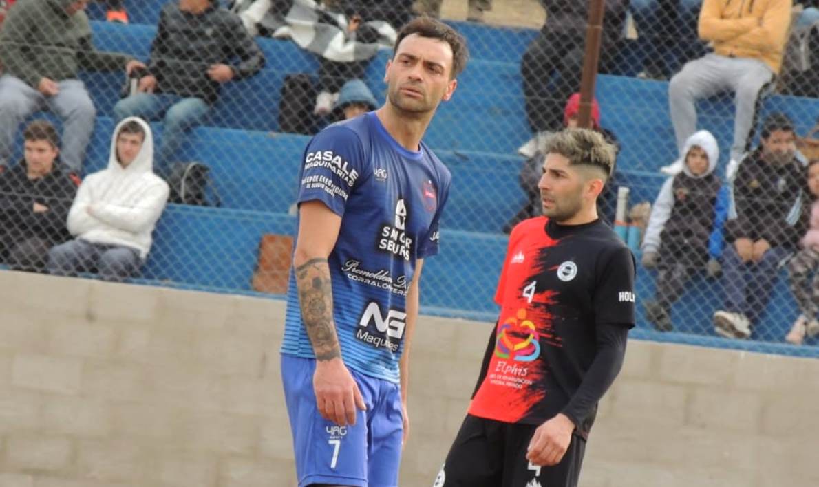 Jonathan Rena: “Es un plus convertir con esta camiseta”.