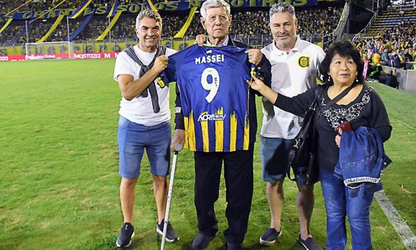 Rosario Central homenajeó a Oscar Massei.