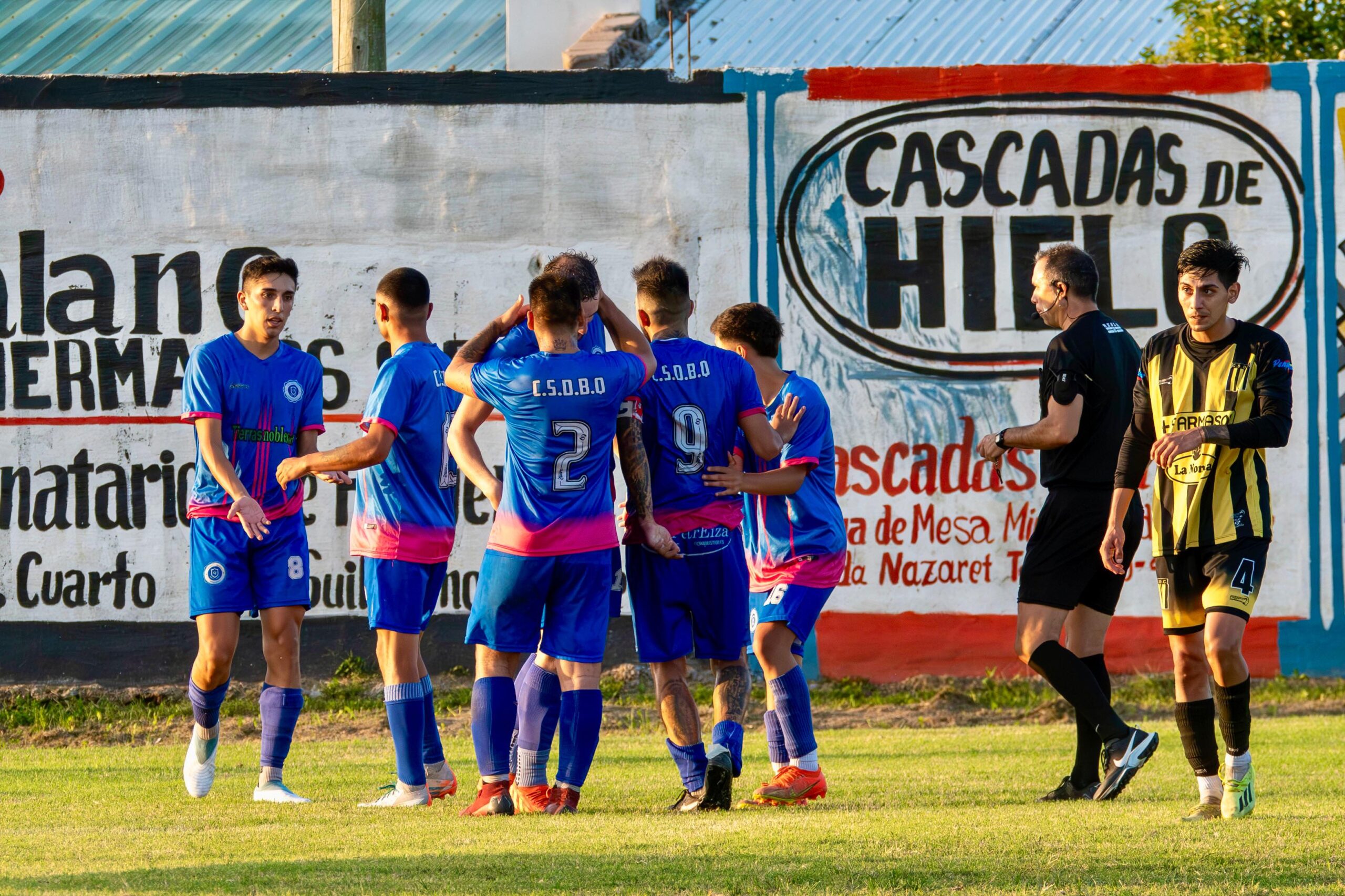 Barrio Quirno de Del Campillo derrotó este domingo 2 a 1 a Comercio de Villa Dolores en su cancha y consiguió una ventaja mínima al jugarse el duelo de ida de los octavos de final del Torneo Provincial.