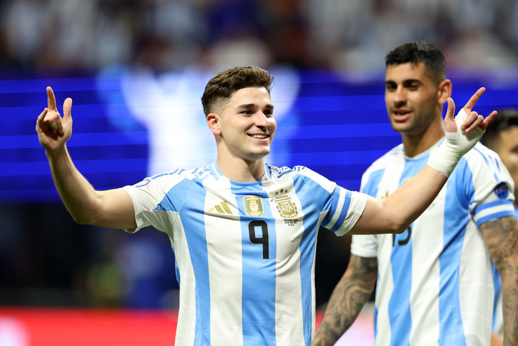 Con goles de Julián Álvarez y Lautaro Martínez, Argentina venció 2-0 a Canadá en el inicio de su defensa del título en la Copa América.