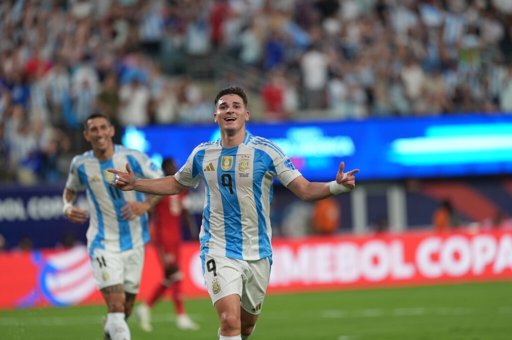 Argentina le ganó a Canada, con goles de Álvarez y Messi, para meterse en la final de Copa América.