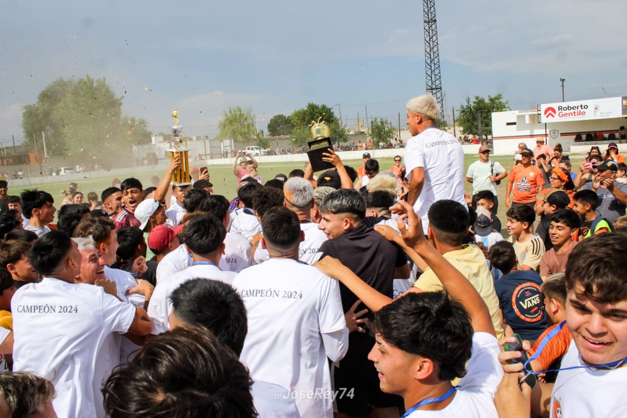 Renato Cesarini coronó un año redondo en su paso por el ascenso liguero al conseguir el título y el regreso a Primera A, decorándolo este domingo con el título de Reserva al consagrarse campeón de la Zona Campeonato.