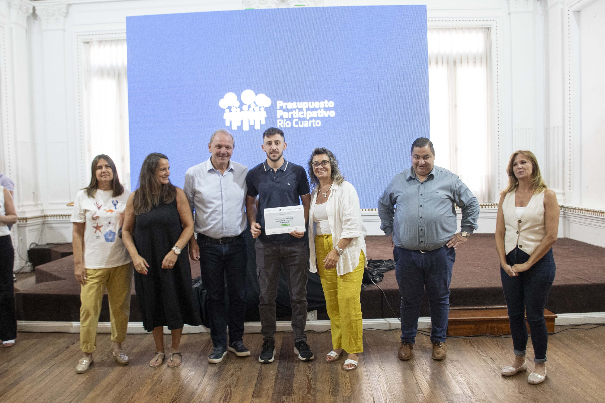 Más de un centenar de vecinos recibieron sus certificados de formación en oficios.