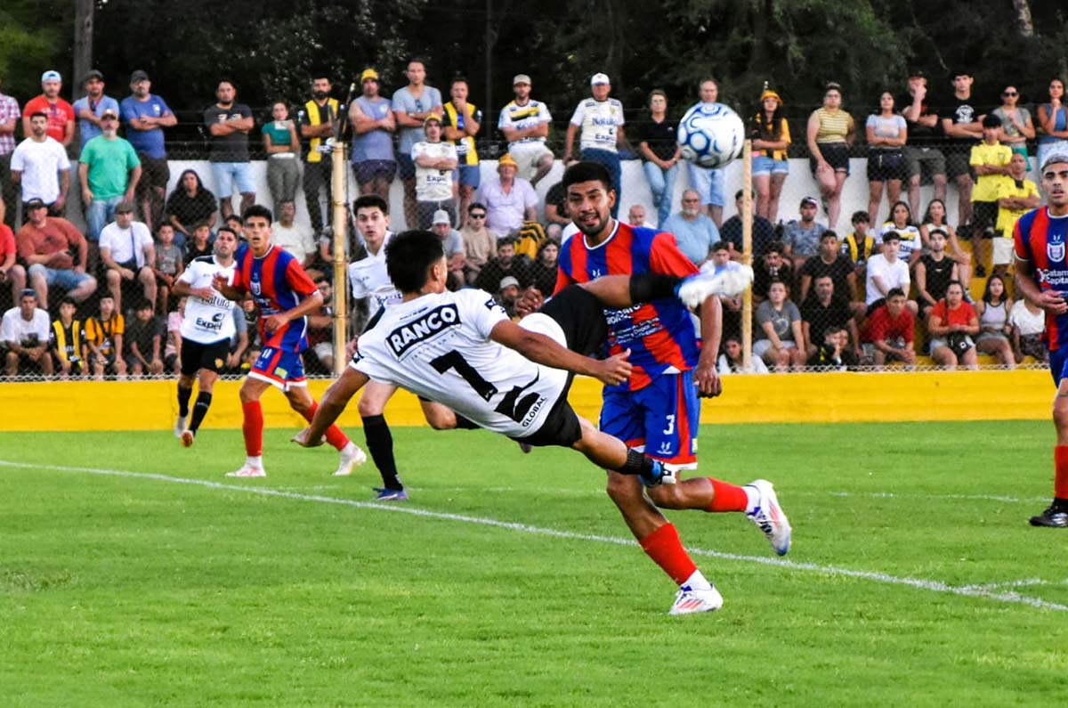 La pirueta de Del Sole en el golazo ante San Lorenzo de Alem.