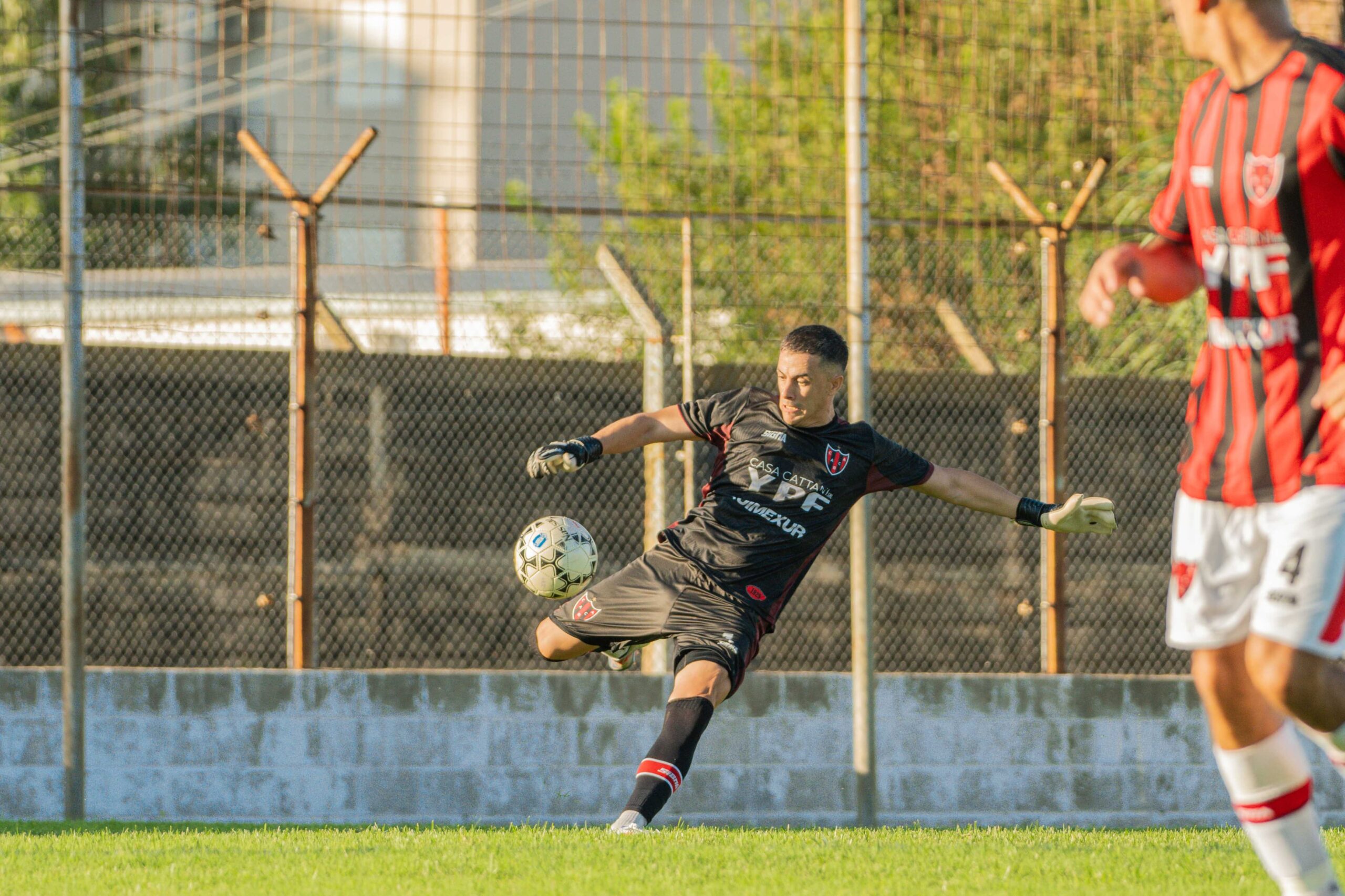 El arquero de Central Argentino de La Carlota habló tras la victoria de su equipo en condición de visitante ante Lambert de Monte Maíz y de la ilusión que renovaron tras creerse eliminados al final de la primera fase: “De un velorio pasamos a un cumpleaños de 15”, graficó.