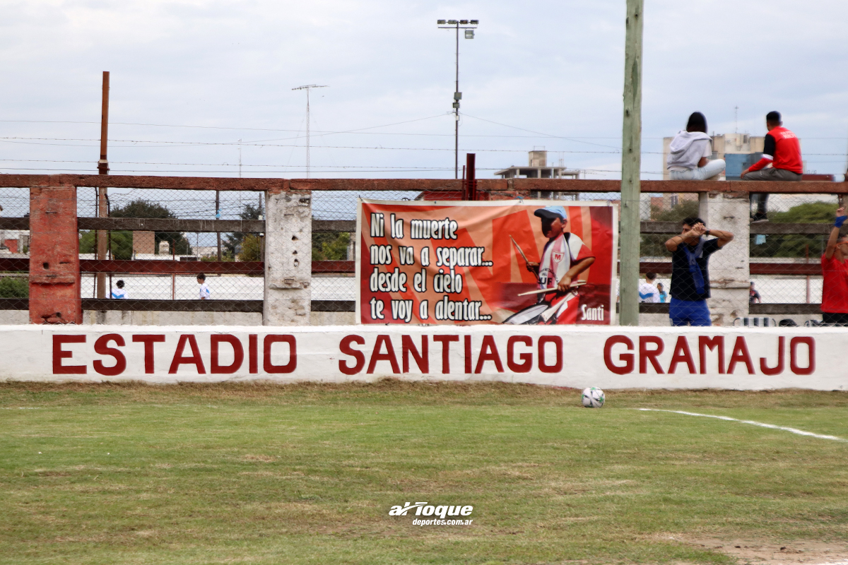 Emotivo homenaje de Sportivo Municipal a Santiago Gramajo.