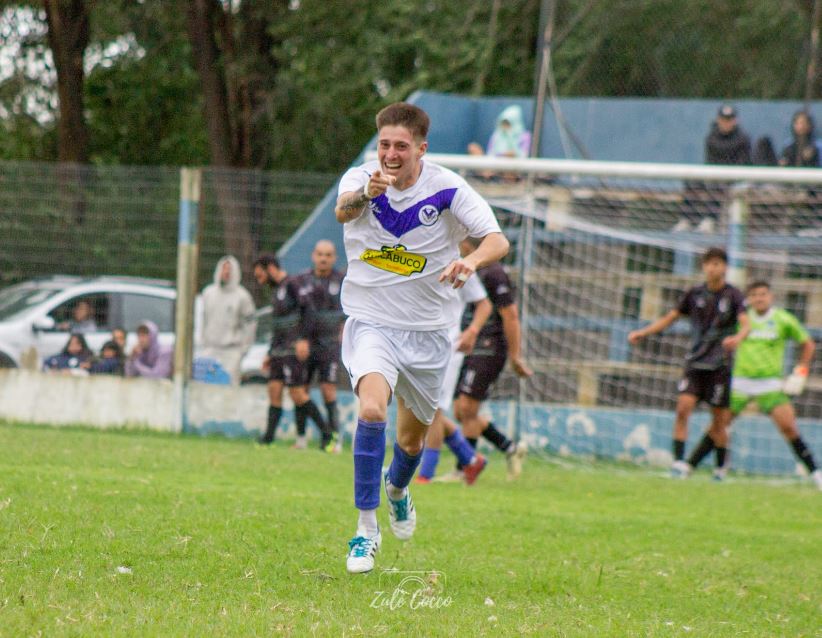 González, el delantero debutó en Talleres de Las Acequias y anotó los 2 tantos con el que el equipo local dio vuelta el partido que había comenzado perdiendo ante Universidad Nacional de Río Cuarto y consiguió su primer triunfo.
