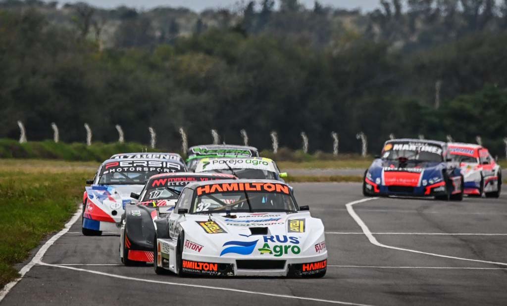 El carlotense Alejandro Arzú volvió a la victoria luego de 3 años al imponerse en la final de TC Pista 4000 corrida este domingo, por la tercera fecha de la temporada 2025 de Córdoba Pista, en el Autódromo Oscar Cabalén.