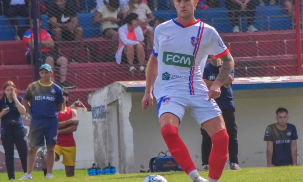 Vestir todas las camisetas de Moldes, una historia compartida de Agustín Cardetti.