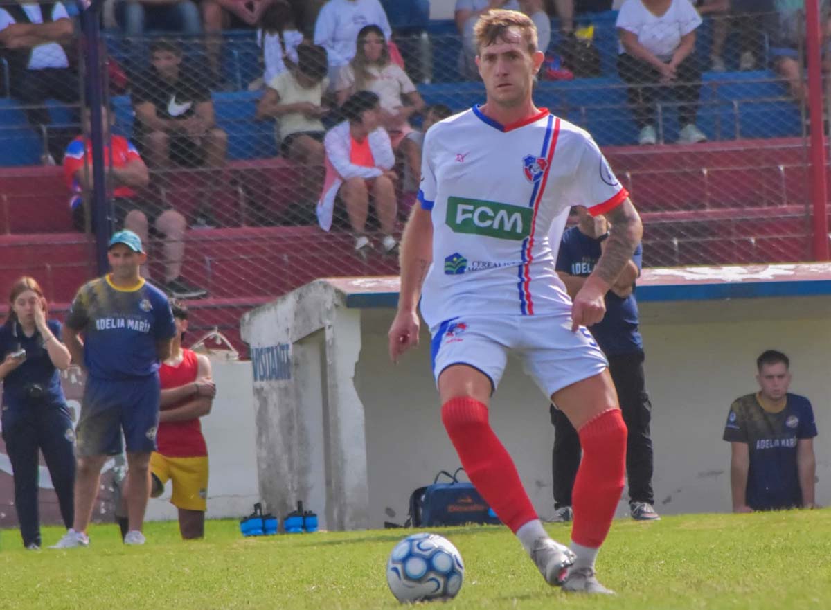 Vestir todas las camisetas de Moldes, una historia compartida de Agustín Cardetti.