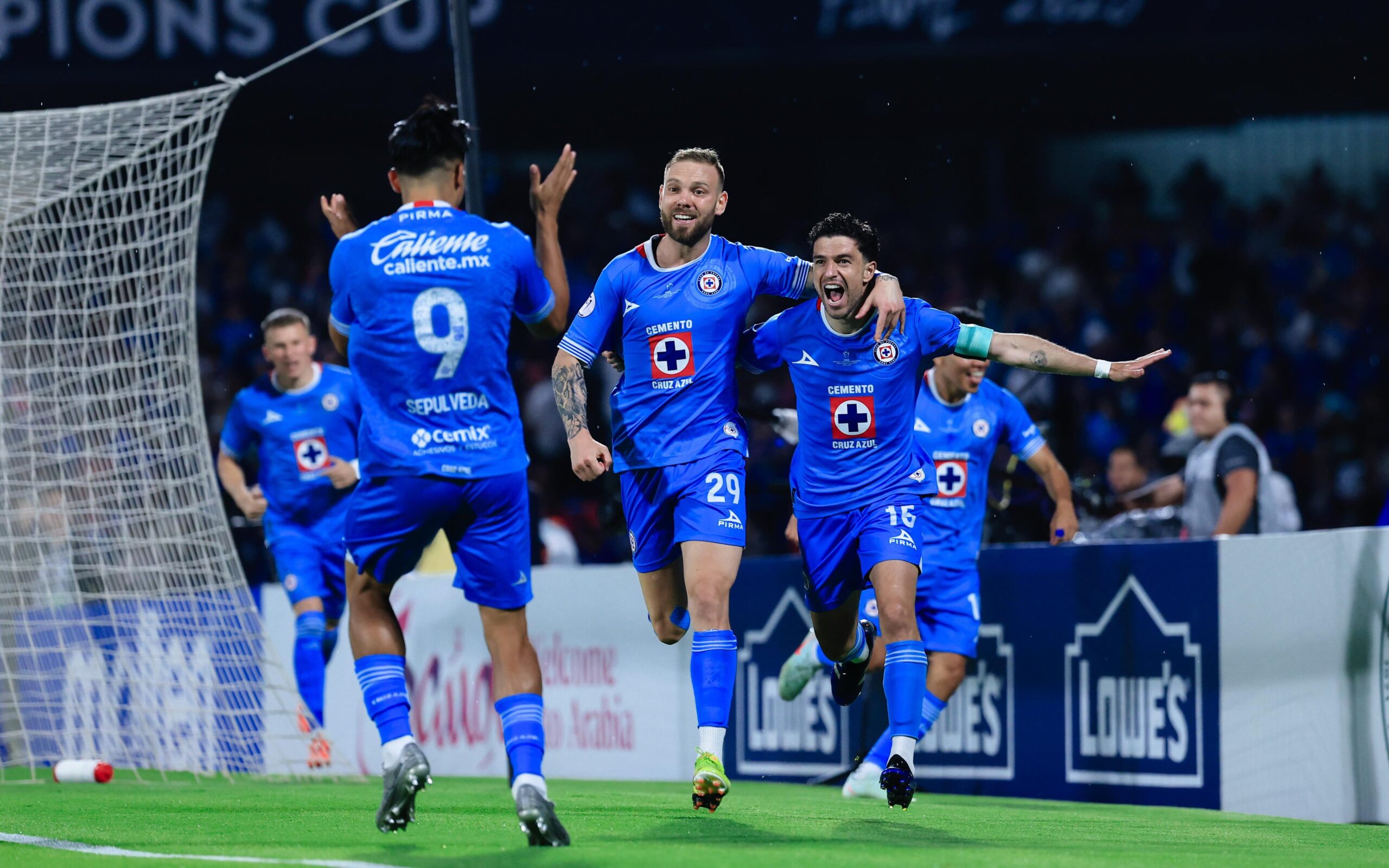 El mediocampista riocuartense alzó el máximo título a nivel norteamericano con el Cruz Azul de México, que goleó 5-0 en la final al Vancouver canadiense. Es la séptima corona que consigue “La Máquina” en el ámbito internacional y alcanzó al América.