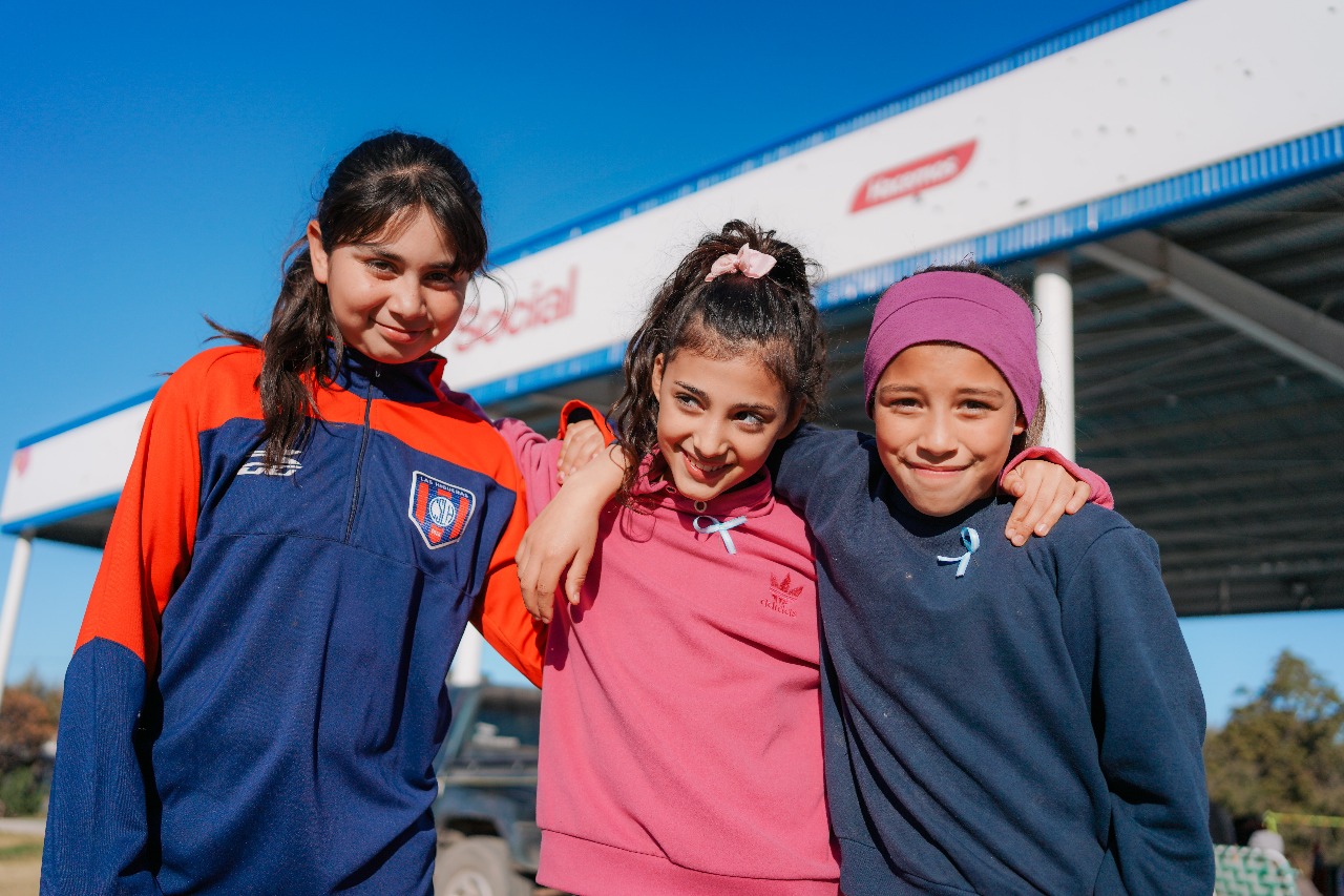 Más de 300 niñas y niños participaron de una jornada de deporte social en el Día de la Bandera.