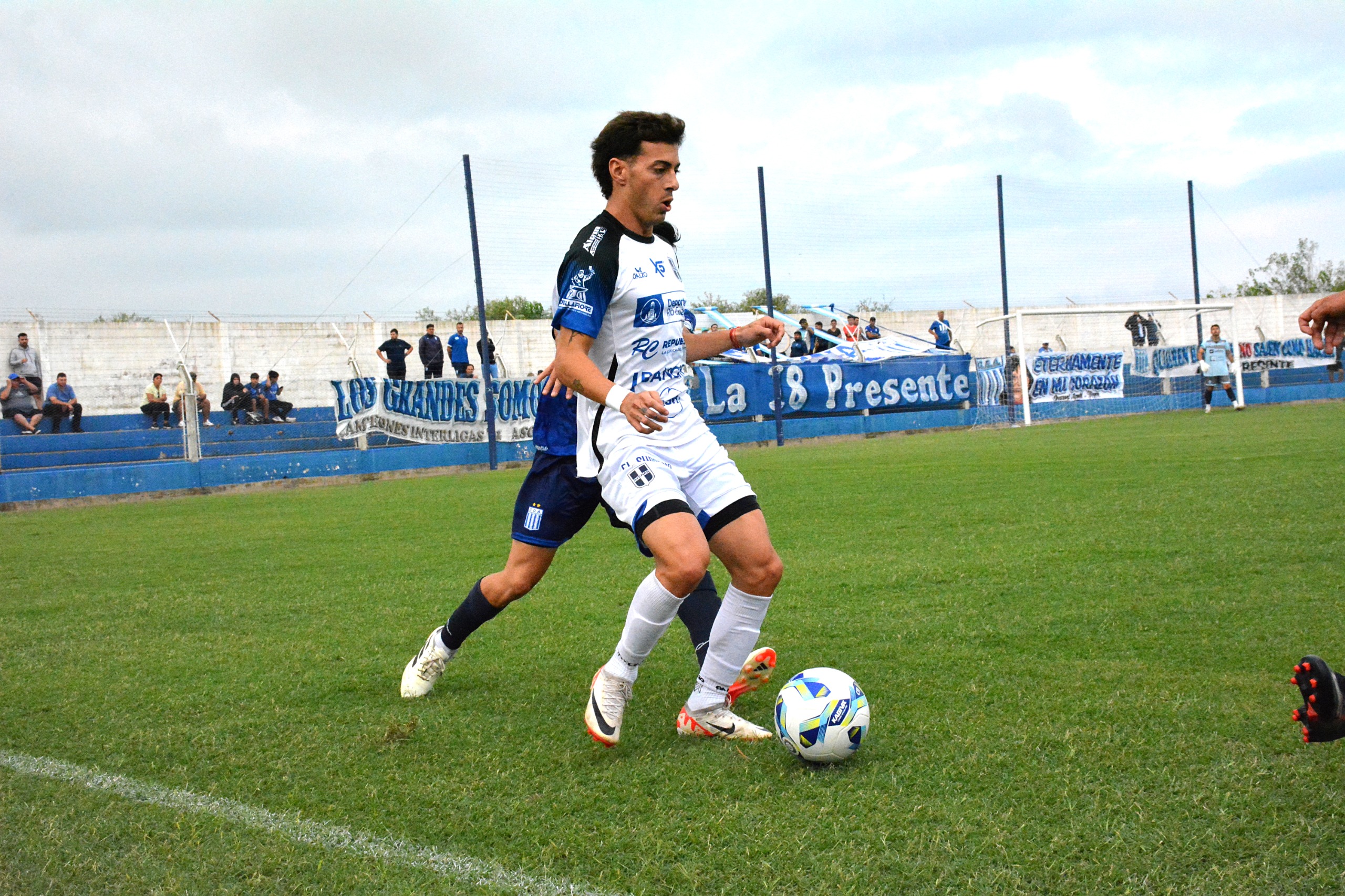 Gracias a los tantos de Mana y Tuset, Atenas derrotó 2-0 a Sportivo Estudiantes de San Luis en uno de los partidos válidos a la fecha 14 del Torneo Federal A. Llegó al sexto puesto del grupo y está a 1 punto de la zona de clasificación.