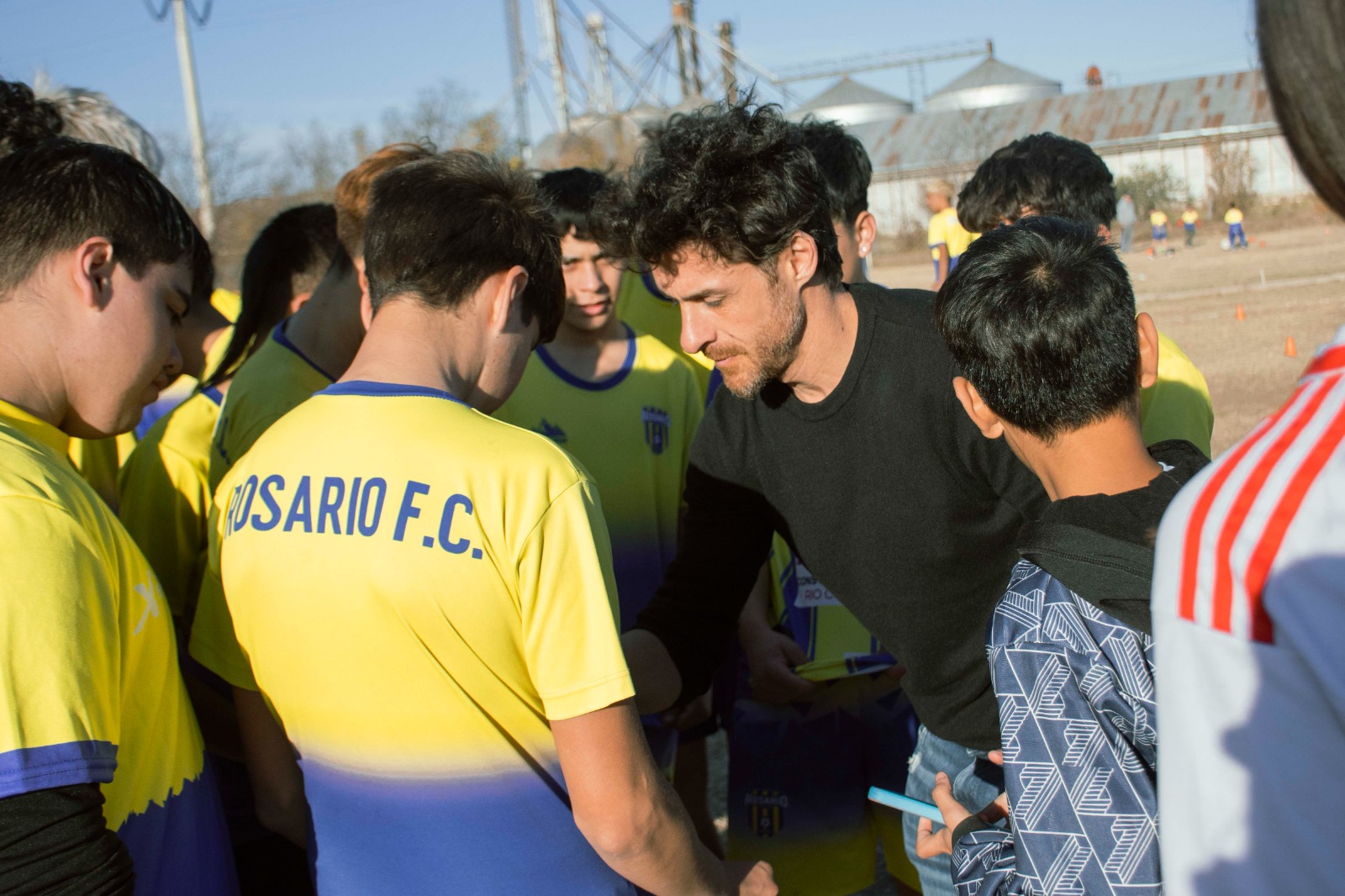 Pablo Aimar y el Municipio entregaron materiales deportivos a clubes de la ciudad.