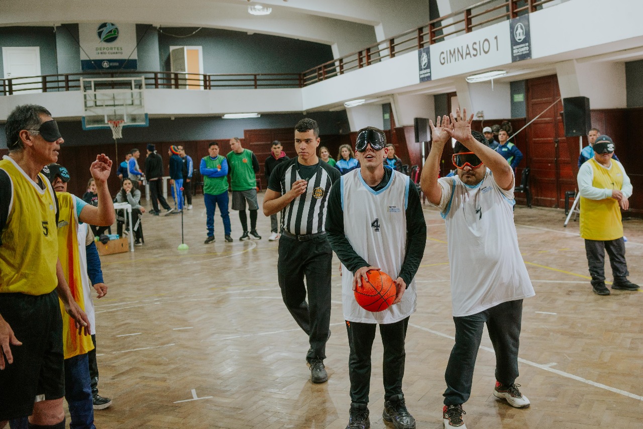 Capacitación y encuentro de básquet para ciegos en el Centro 11.