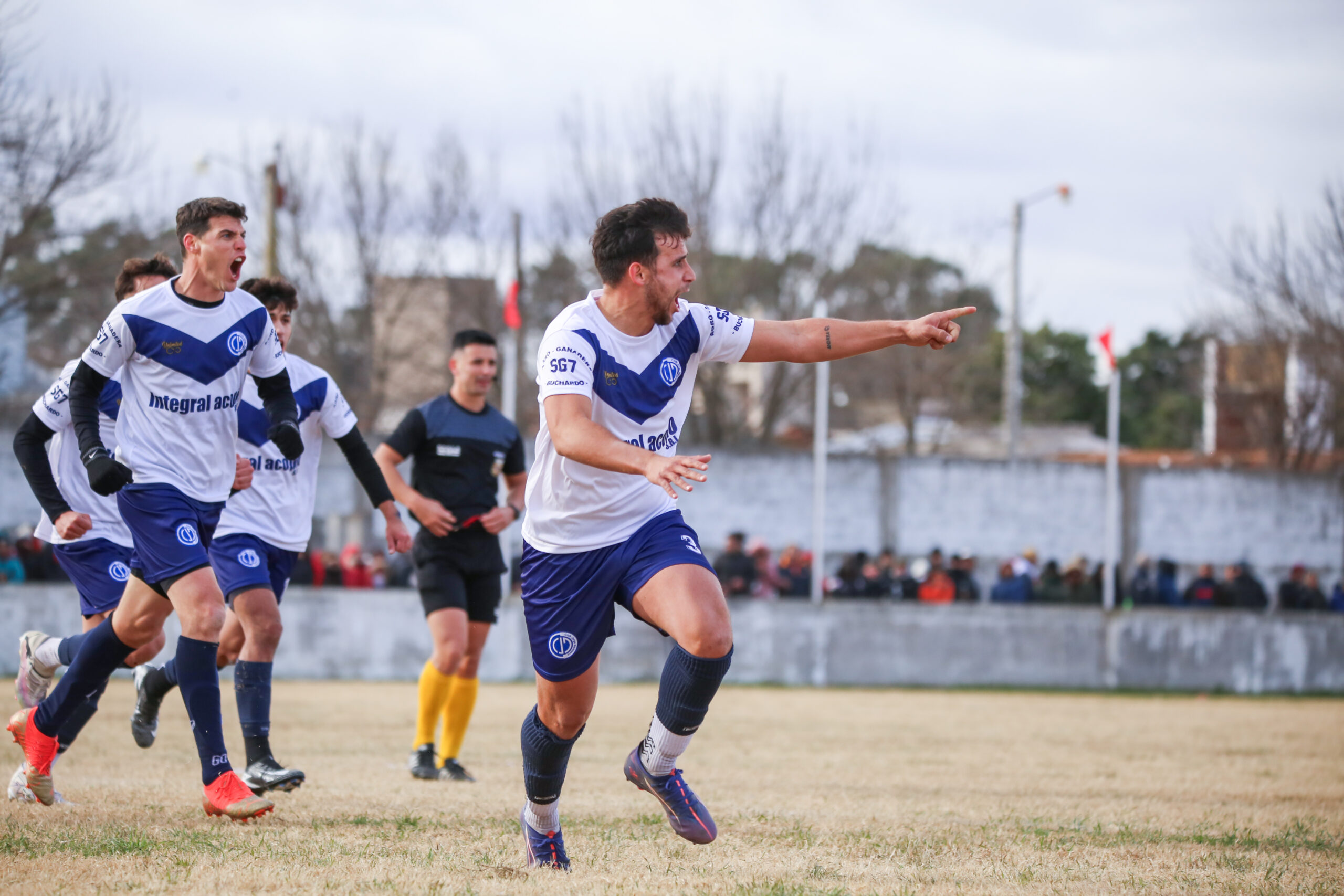 Jorge Newbery de Buchardo pateó el tablero de visitante en el Said Camal Atala, le cortó el invicto a Huracán y forzó la definición a un nuevo juego. El “aviador” se impuso 2-1 en la segunda final y hay tercer duelo.