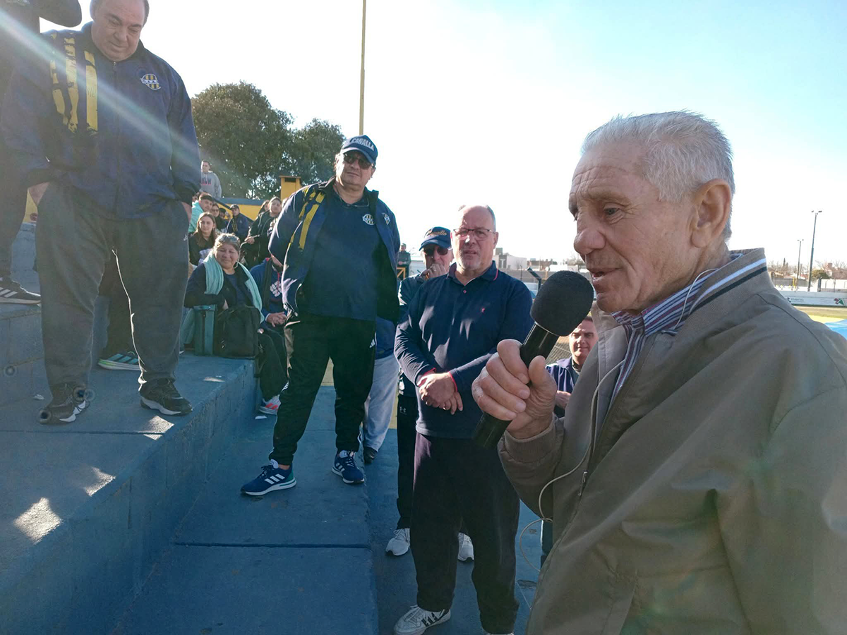 Ricardo "Caíto" Caraglio fue reconocido por su labor periodística en las dos instituciones adeliamarienses que militan en la Liga Regional de Río Cuarto. El pasado domingo 20 de julio en una de las cabinas del estadio de Atlético Adelia María quedó inmortalizado su nombre. Este domingo 27 pasará lo mismo en la cancha de Deportivo Municipal. Esto dijo el histórico relator.