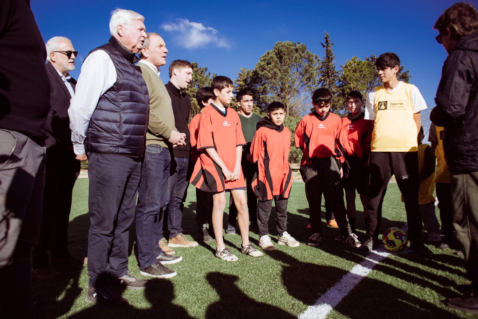 Se inauguró una cancha de césped sintético para los chicos de la Granja Siquem.