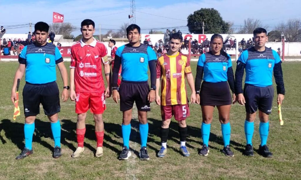 Confraternidad de Sampacho abandonó este domingo el liderato que compartía con Centro Social de Las Higueras en la Zona Complementación del Torneo de Primera B de la Liga Regional de Fútbol de Río Cuarto.