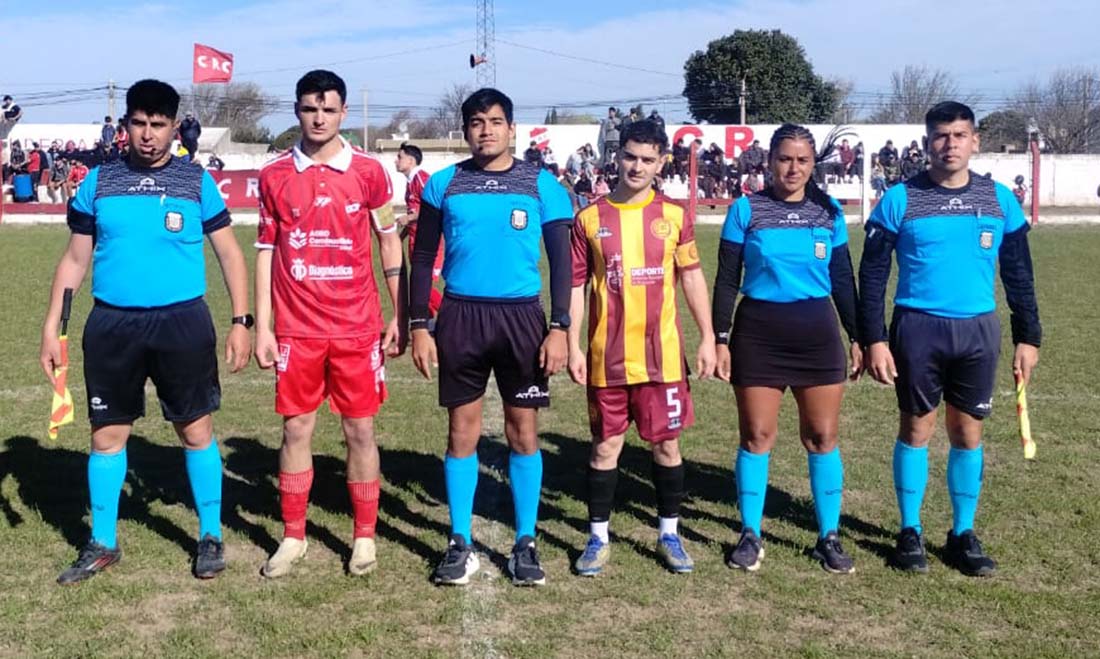 Confraternidad de Sampacho abandonó este domingo el liderato que compartía con Centro Social de Las Higueras en la Zona Complementación del Torneo de Primera B de la Liga Regional de Fútbol de Río Cuarto.