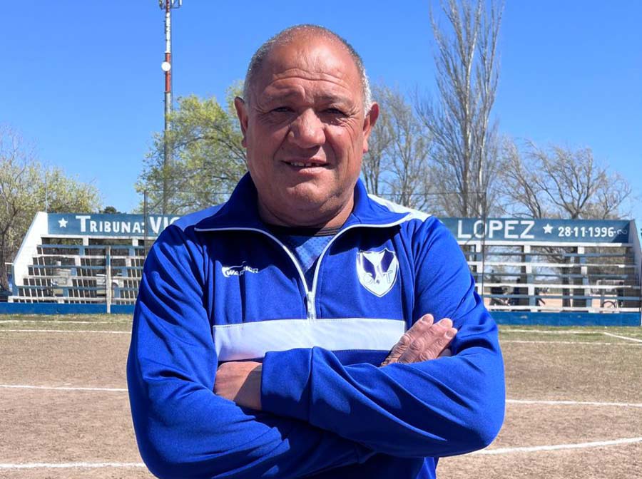Pocos lo conocen por su verdadero nombre: Héctor Fabián, sin embargo, toda referencia es inequívoca en el pueblo cuando se refiere al ex jugador o al actual DT de Talleres de Las Acequias.