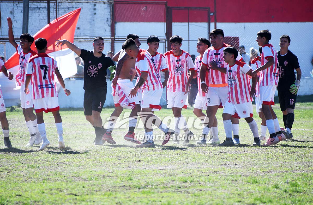 Tercera B: Municipal ganó el clásico y empieza a probarse el traje de campeón.