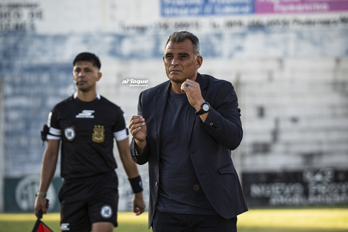 El entrenador confirmó su continuidad en el “albo” de cara al 2026. En diálogo con Al Toque Deportes repasó el año en el Torneo Federal A, el cambio de críticas por aplausos y su proyección.