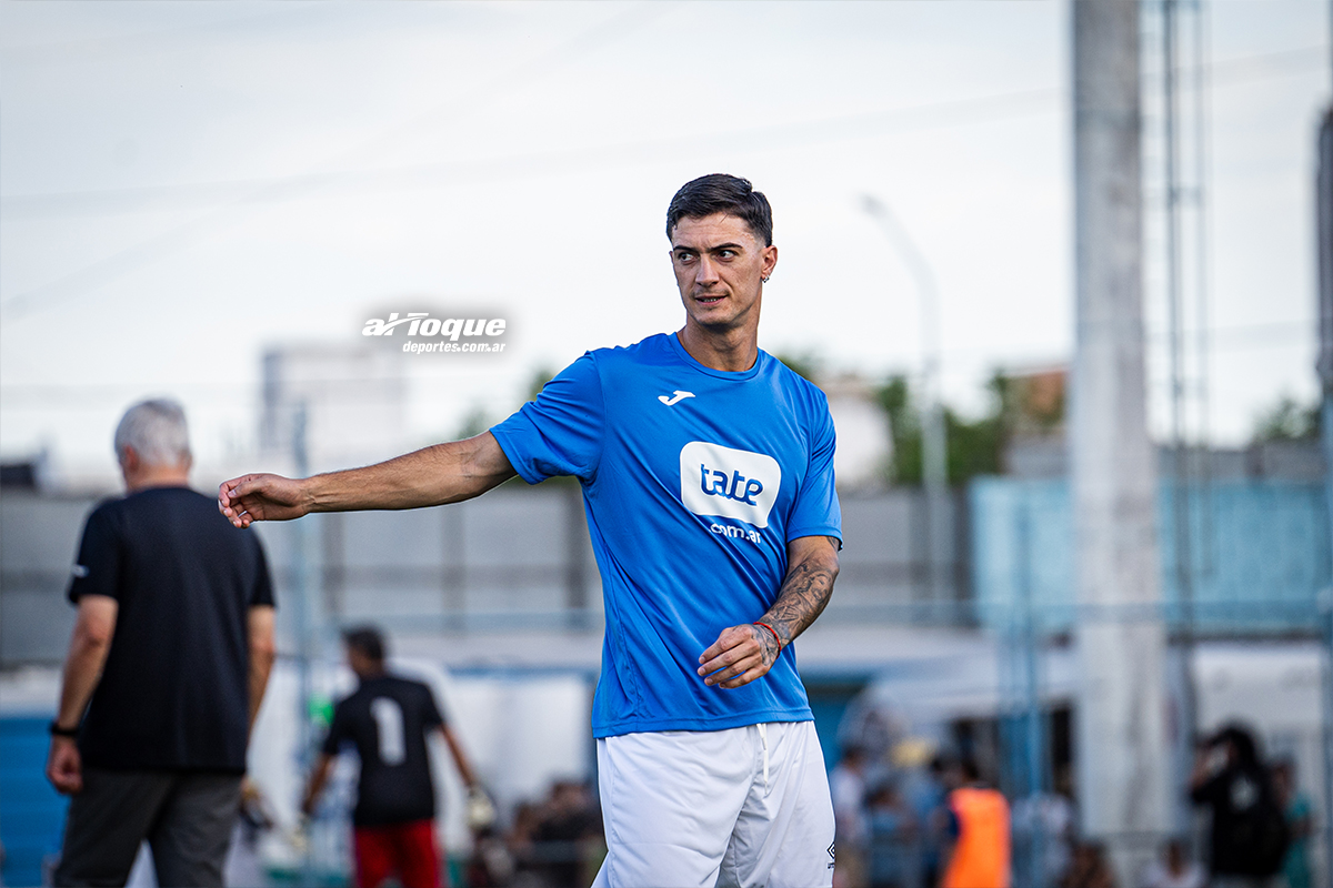 El defensor riocuartense fue parte del partido solidario que se disputó este domingo en el estadio de Estudiantes y brindó algunas declaraciones de lo que fue su 2025 entre el fútbol sudafricano y el uruguayo. Suena para reforzar al “celeste” en Liga Profesional.