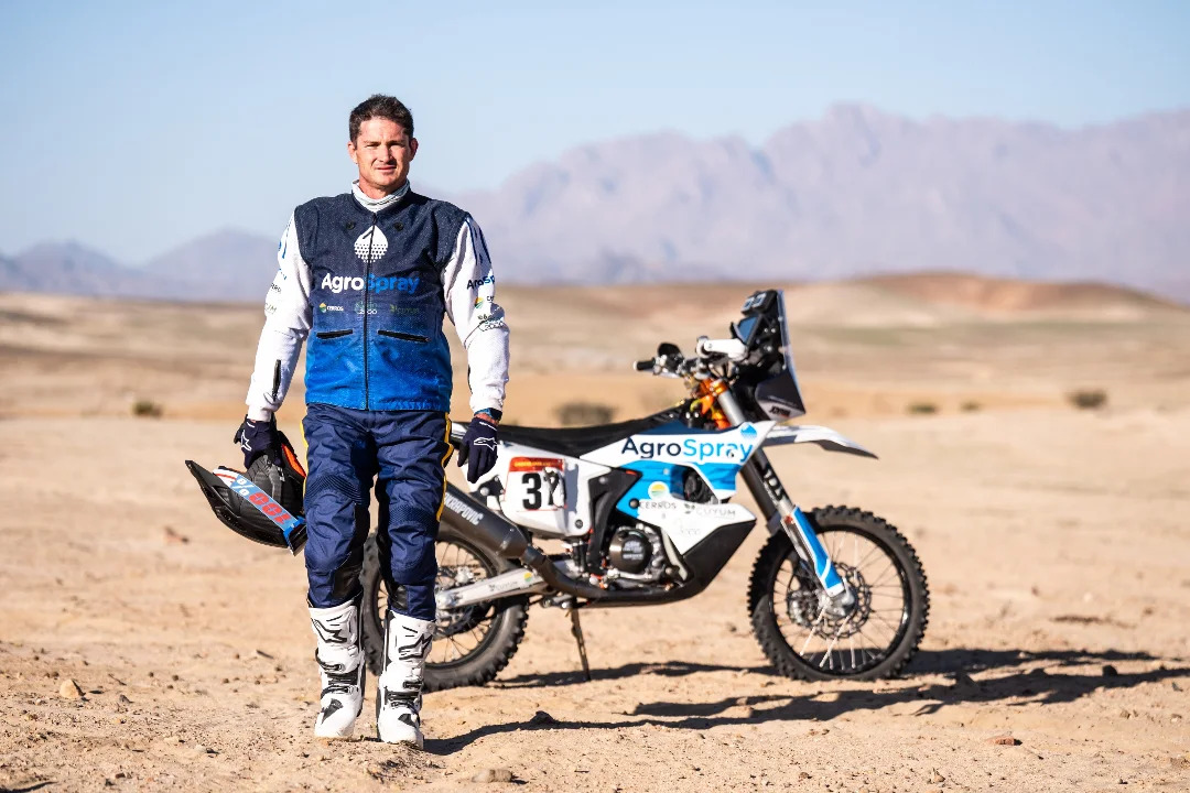 El riocuartense Leonardo Cola también es parte de las motos haciéndolo acompañado de una causa solidaria. En el prólogo finalizó en el puesto 52 a 3m16 de la punta de la categoría.