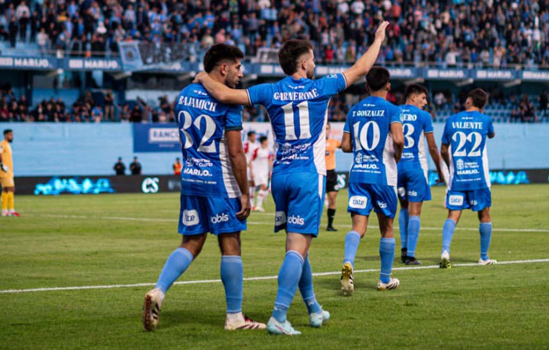 "El León del Imperio" venció al "Globo" por 2-0 con gritos de Mateo Bajamich y Gabriel Alanís y por primera vez sumó de a tres en Liga Profesional.