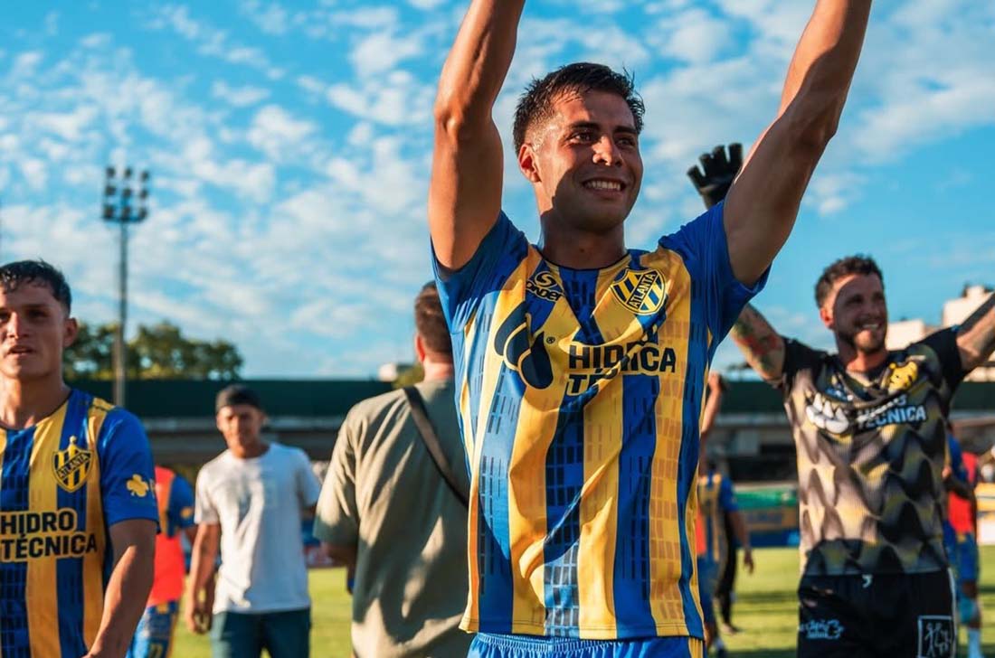 El delantero de 24 años dejó Estudiantes en busca de minutos y comenzó su etapa en el “bohemio” con un debut auspicioso ante Quilmes. Reconoció errores del pasado, valoró el aprendizaje que le dio el ascenso y apunta alto en la Primera Nacional: “No quiero que me vuelva a pasar”.