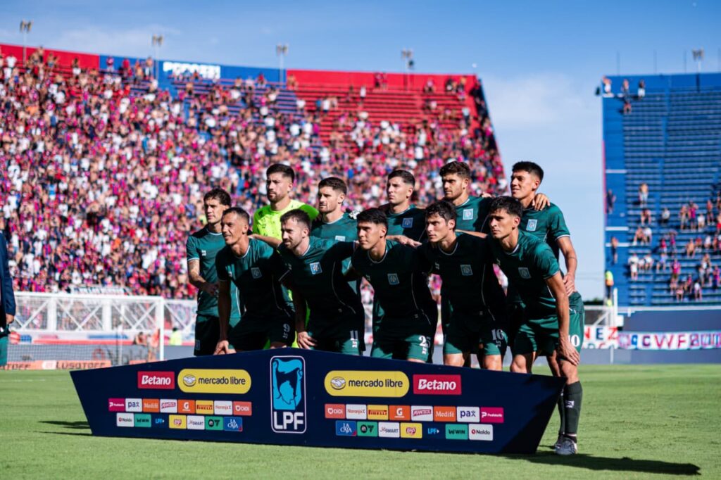 Formacion inicial de Estudiantes en cancha de San Lorenzo.