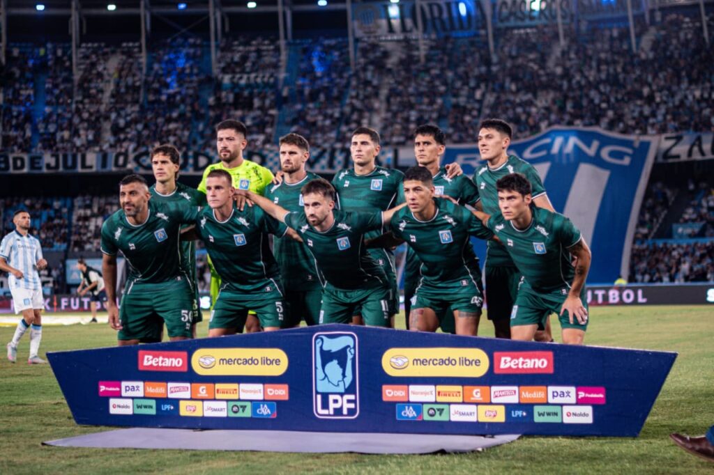Estudiantes perdió 2-0 con Racing en el marco de la fecha 11 de Liga Profesional. Adrián "Maravilla" Martínez anotó los dos goles en el segundo tiempo. El "león" suma 4 puntos en 10 partidos y se le viene River.