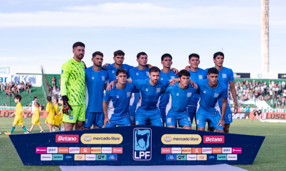 Estudiantes perdió 1-0 con Sarmiento en un duelo clave por la permanencia en Liga Profesional. El paraguayo Junior Marabel anotó de penal el único tanto del compromiso válido a la octava fecha del Torneo Apertura.