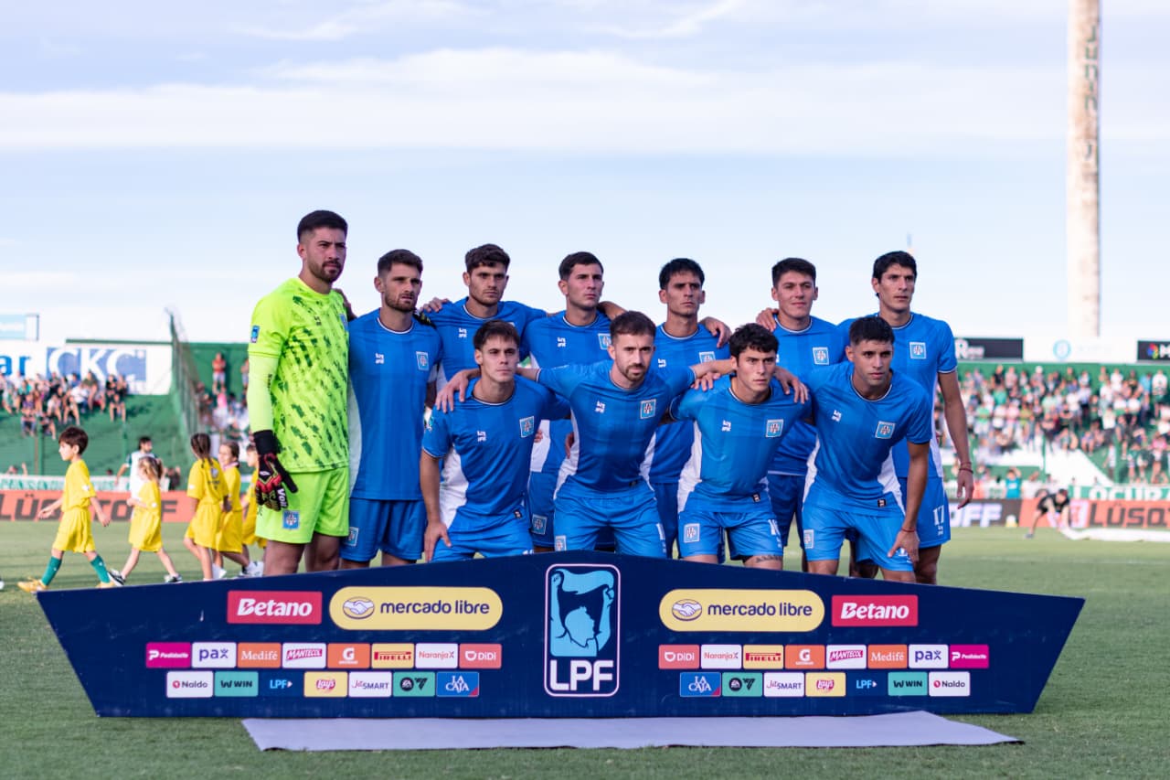 Estudiantes perdió 1-0 con Sarmiento en un duelo clave por la permanencia en Liga Profesional. El paraguayo Junior Marabel anotó de penal el único tanto del compromiso válido a la octava fecha del Torneo Apertura.