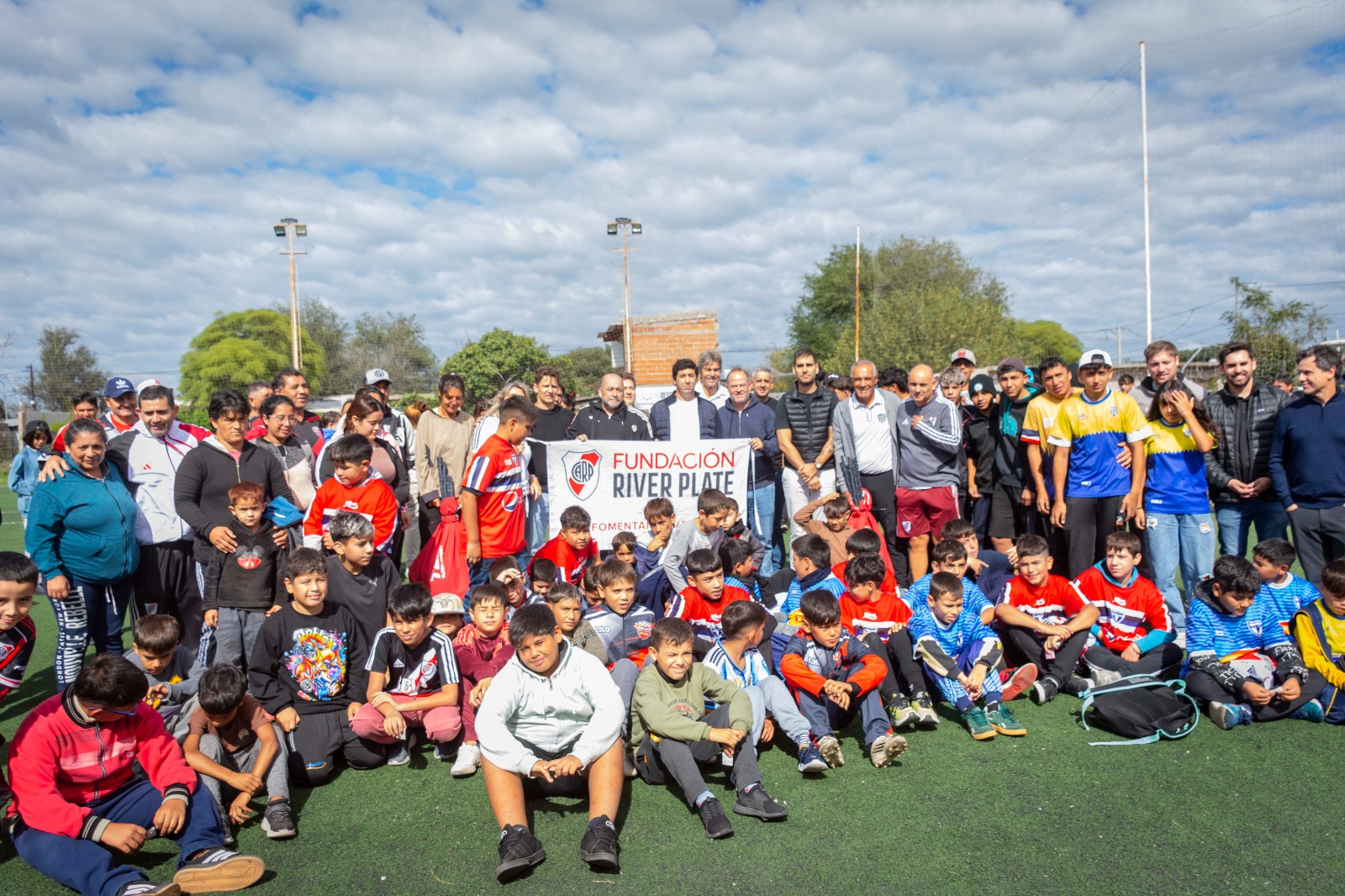 Fundación River Plate entregó materiales deportivos a clubes barriales de Río Cuarto.