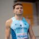Luciano Ferrari hace historia: récord argentino en salto en largo indoor.
