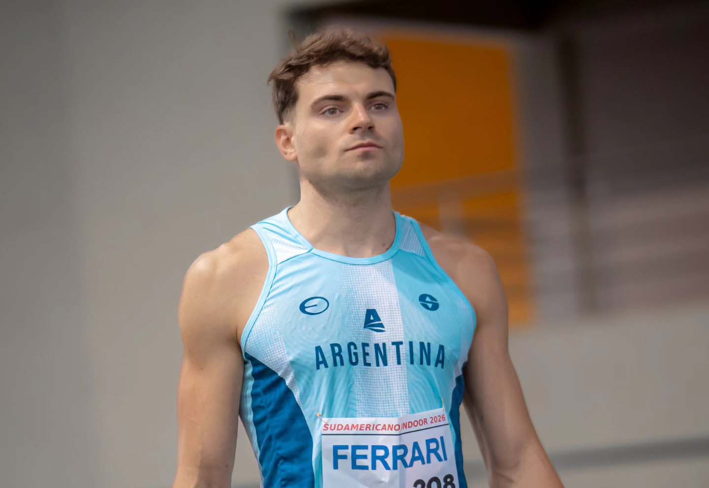 Luciano Ferrari hace historia: récord argentino en salto en largo indoor.