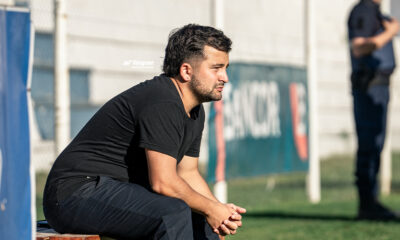 Con 26 años, el entrenador debutó con una contundente victoria en la Liga Regional de Río Cuarto y se consolida como una de las jóvenes promesas.